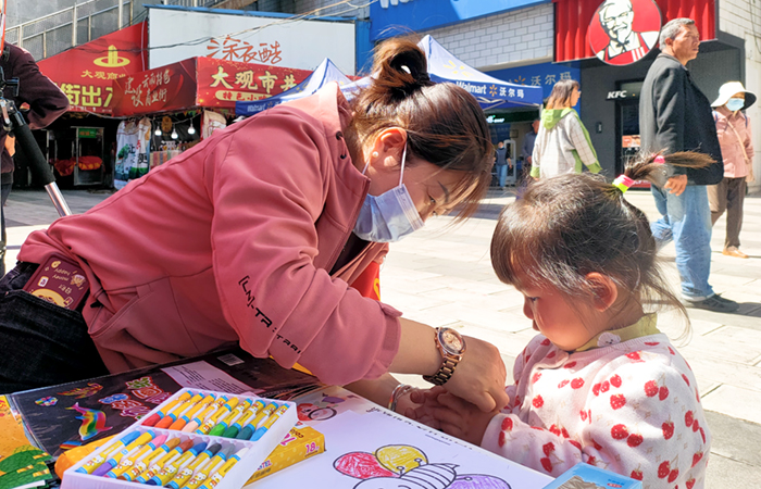 小圖-五建幼兒園在活動(dòng)現(xiàn)場提供兒童手工服務(wù).jpg